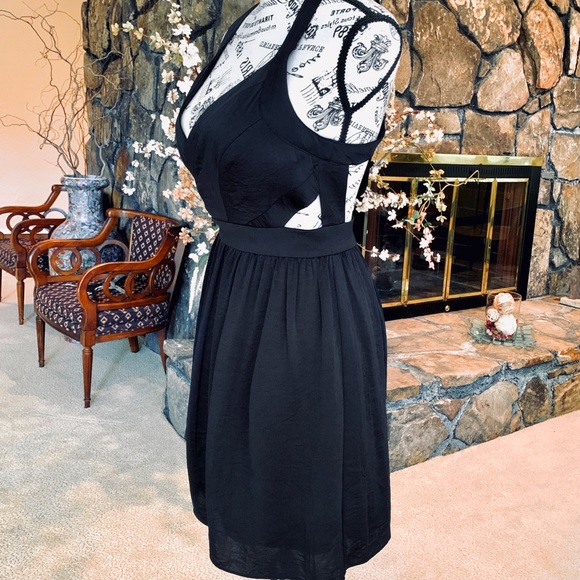 ❌SOLD❌ BCBG Black Cutout Dress Size 8 NWOT - Picture 3 of 8